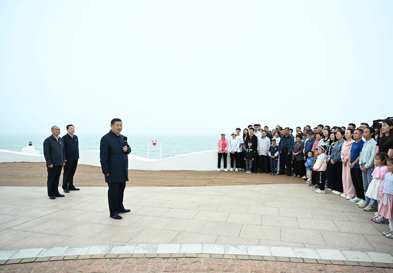 5月22日至24日，中共中央總書記、國家主席、中央軍委主席習近平在山東考察。這是22日下午，習近平在日照市陽光海岸綠道同市民和游客親切交流。