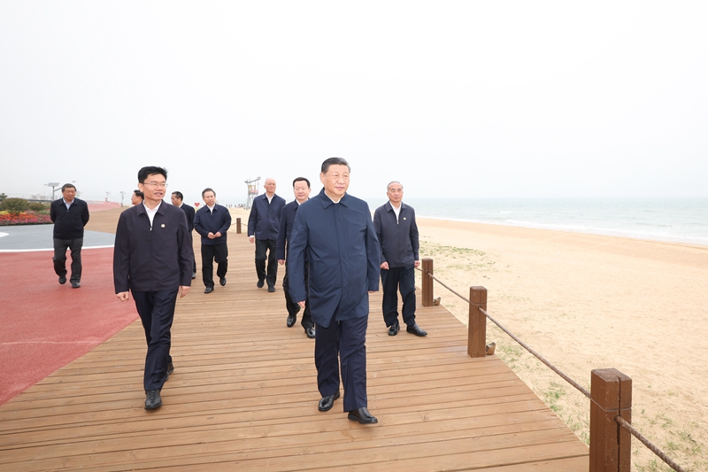 5月22日至24日，中共中央總書記、國家主席、中央軍委主席習近平在山東考察。這是22日下午，習近平在日照市陽光海岸綠道考察。