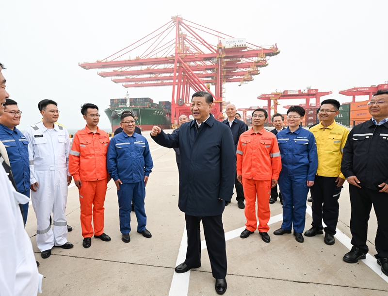 ??5月22日至24日，中共中央總書記、國家主席、中央軍委主席習近平在山東考察。這是22日下午，習近平在日照港親切慰問港口科技工作者、運營人員、航運人員。 
