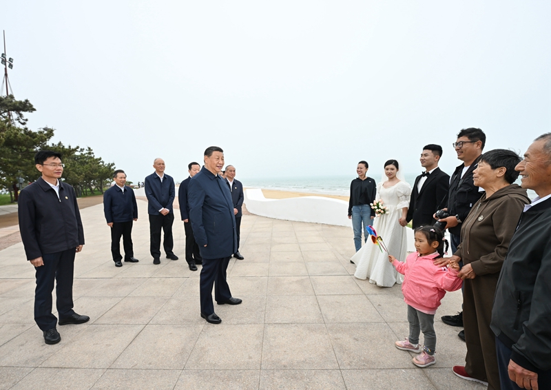 5月22日至24日，中共中央總書記、國家主席、中央軍委主席習近平在山東考察。這是22日下午，習近平在日照市陽光海岸綠道同市民親切交流。
